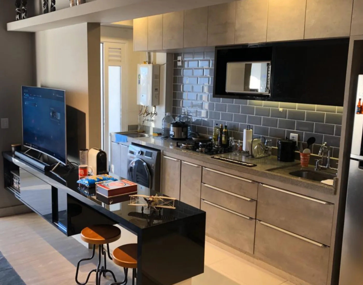 Sala integrada à cozinha de apartamento reformado na Vila Leopoldina
