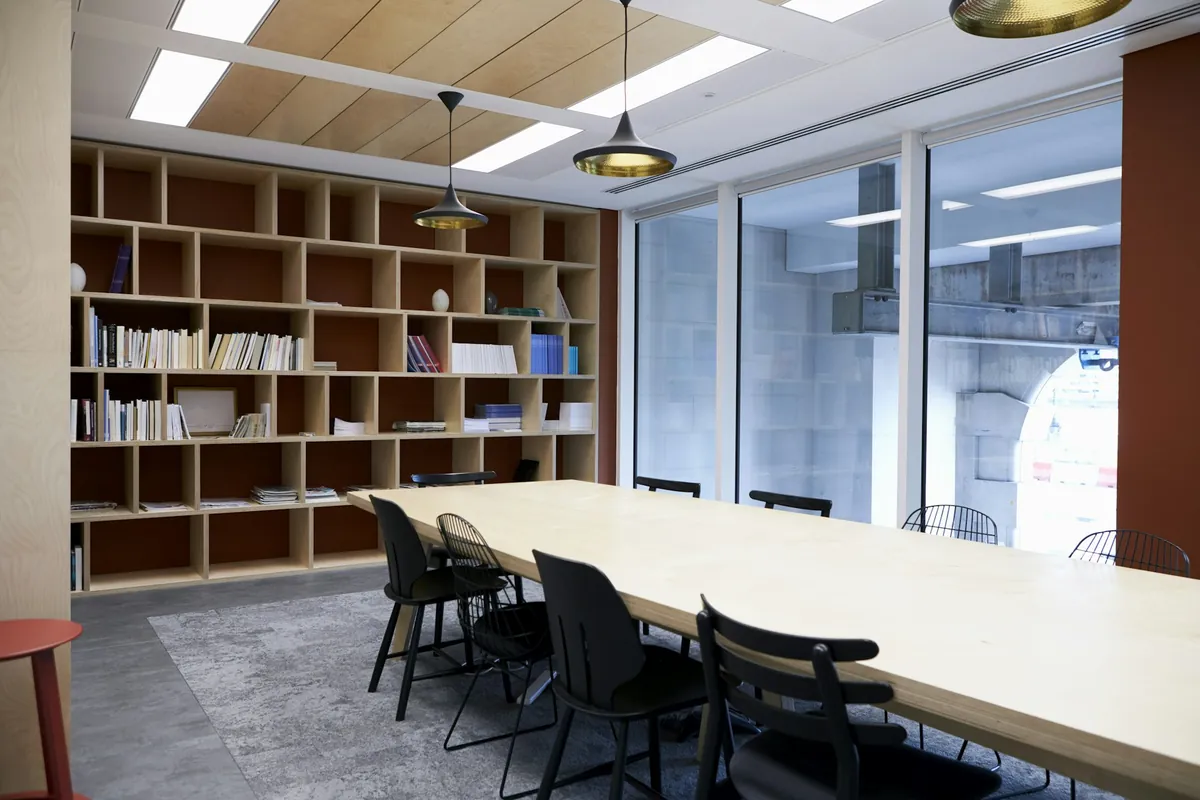 Sala de diretoria corporativa com parede de vidro