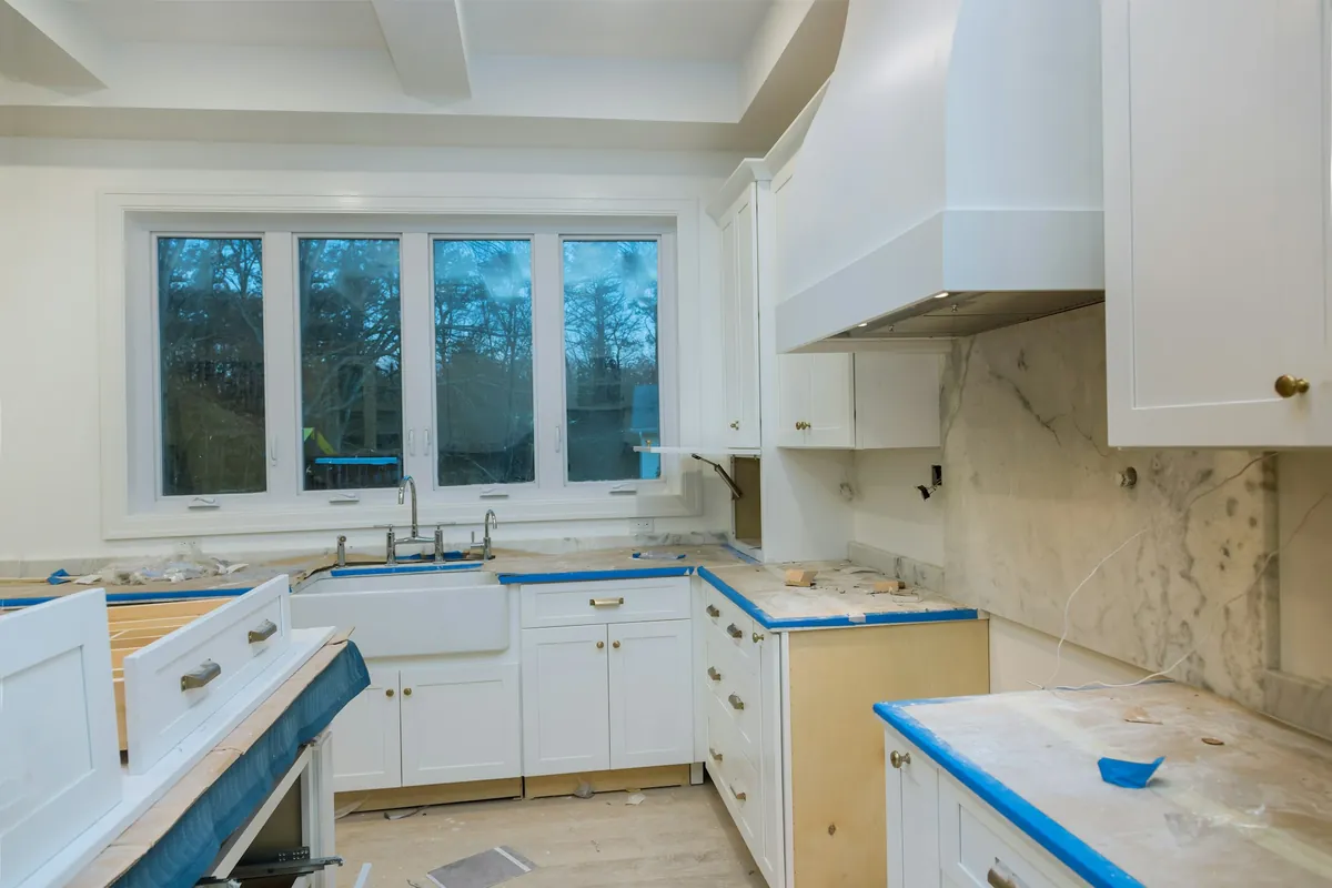 Cozinha residencial recém-instalada em obra da OMNIA