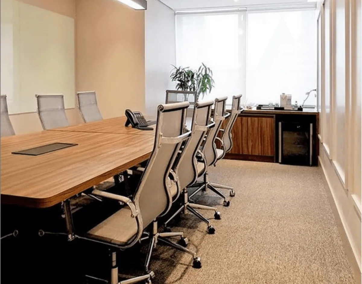 Sala de reuniões corporativa entregue pela OMNIA