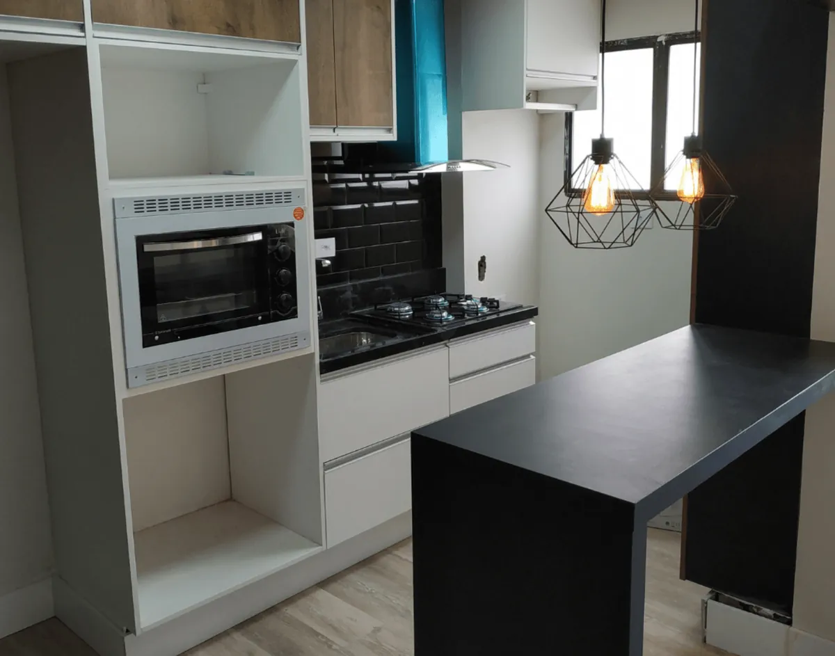 Cozinha planejada entregue em reforma residencial da OMNIA